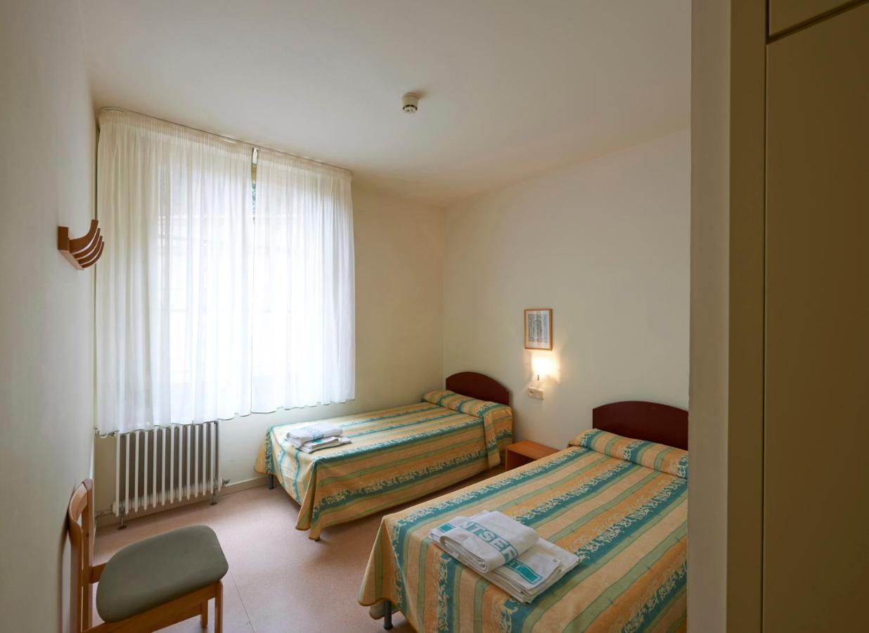 Apartamentos Montserrat Abat Marcet Esterno foto