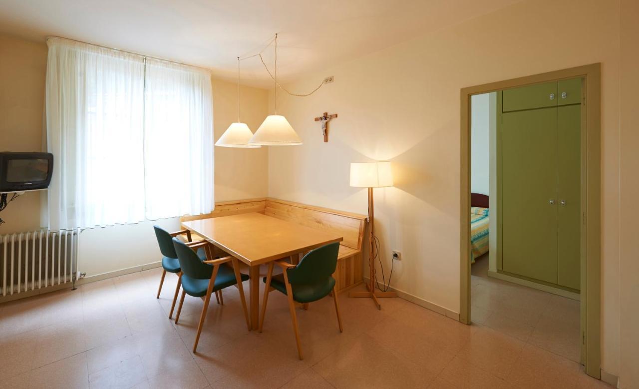 Apartamentos Montserrat Abat Marcet Esterno foto