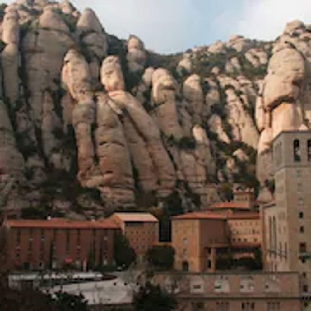Apartamentos Montserrat Abat Marcet Esterno foto