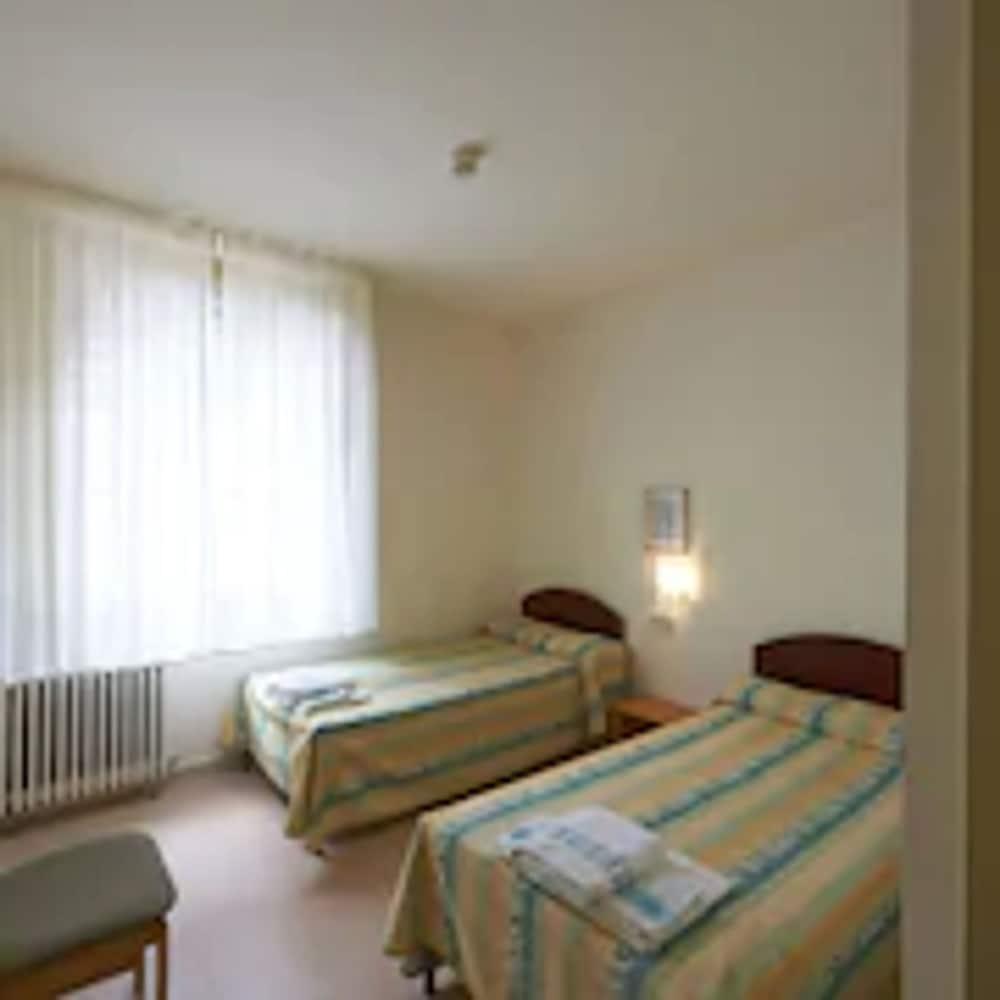Apartamentos Montserrat Abat Marcet Esterno foto