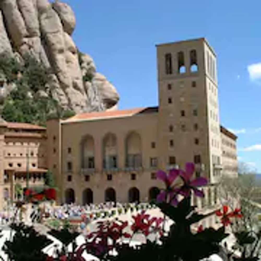 Apartamentos Montserrat Abat Marcet Esterno foto
